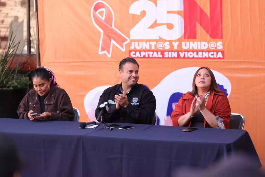 Eufrosina Cruz exhibe las violencias cotidianas en encuentro encabezado por el Ayuntamiento