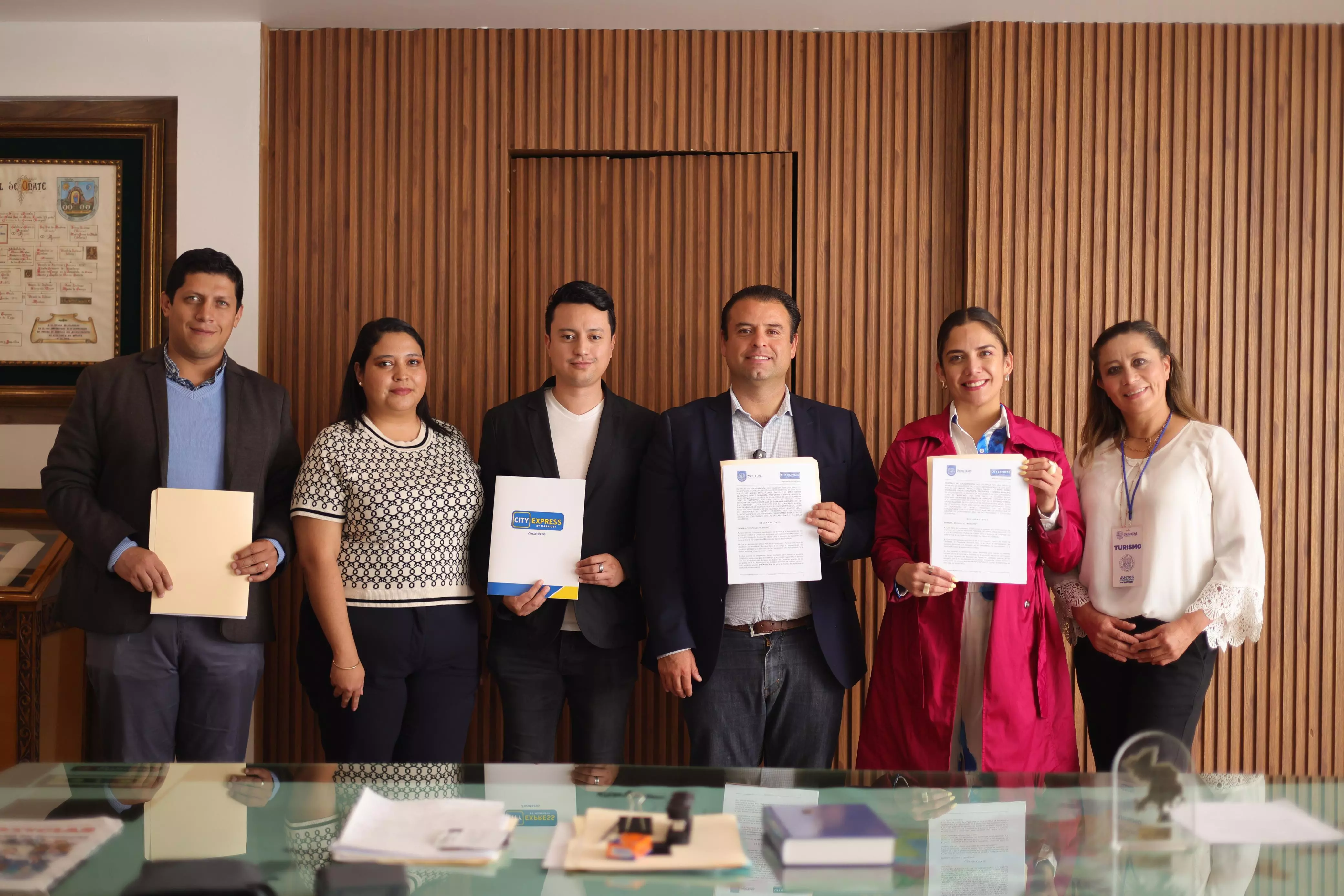 Miguel Varela firma convenio hotelero para que viajar cueste menos