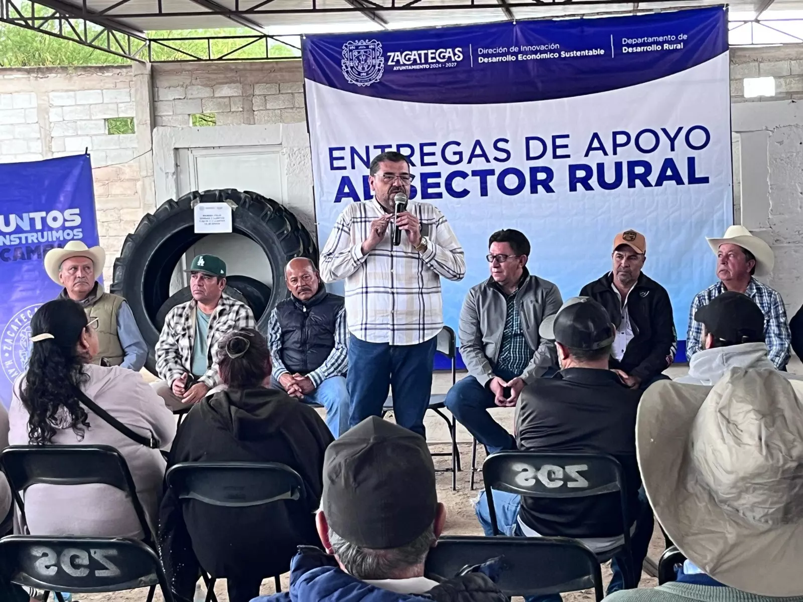 Respalda Miguel Varela a productores del campo con la entrega de implementos agrícolas